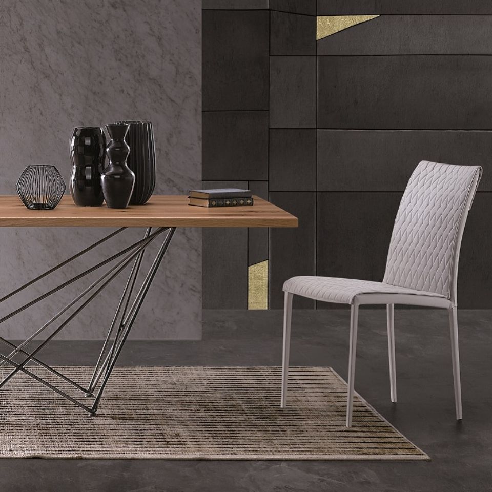 tavolo in legno moderna e sedia bianca