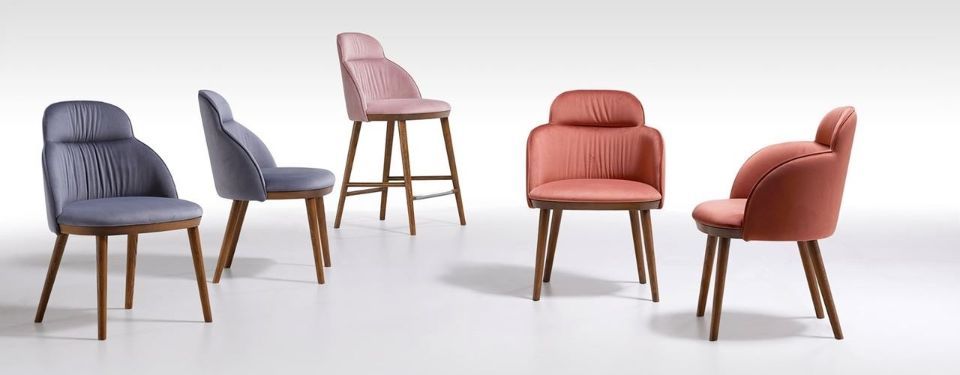 sedute di vari colori con rivestimento in velluto