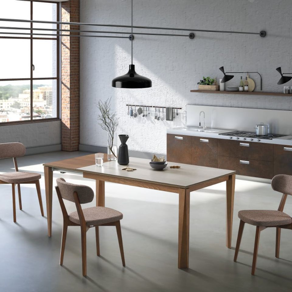 tavolo da pranzo in legno con porzione color crema