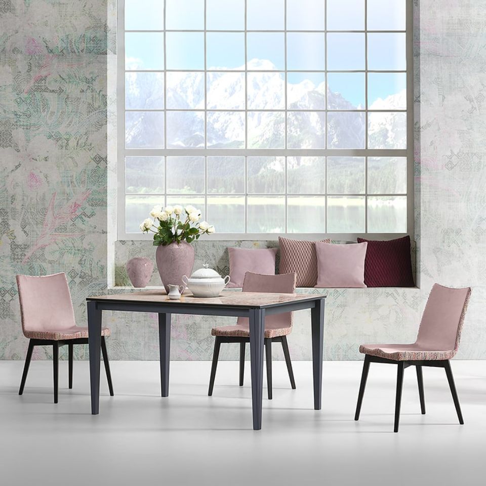 tavolo da pranzo e sedie rosa abbinate