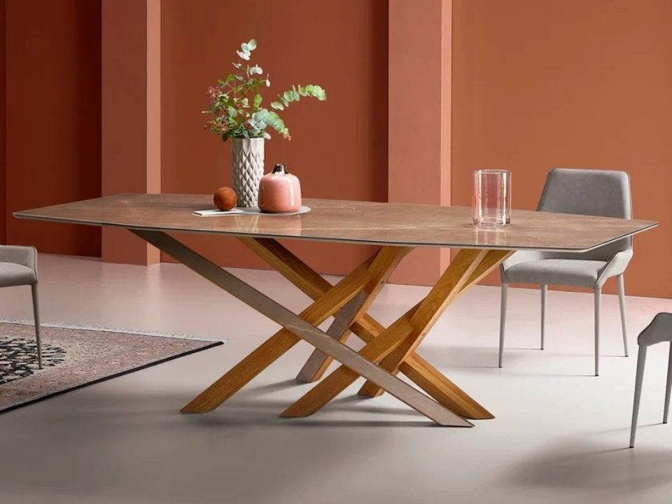 tavolo da pranzo in legno con gambe incrociate