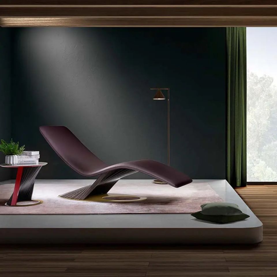 Una poltrona è appoggiata su una piattaforma in un soggiorno