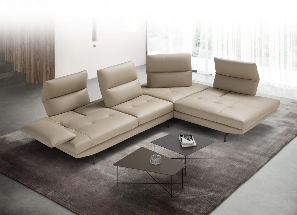 divano ad angolo in pelle color crema