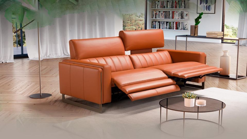 divano reclinabile arancione a due posti