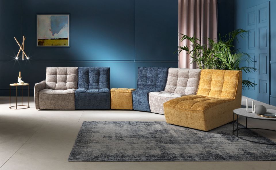 divano ad angolo con moduli di vari colori