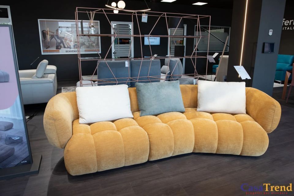 divano giallo di design con tre cuscini