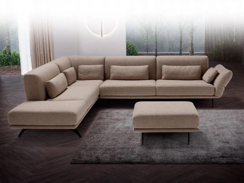divano beige angolare e pouf abbinato