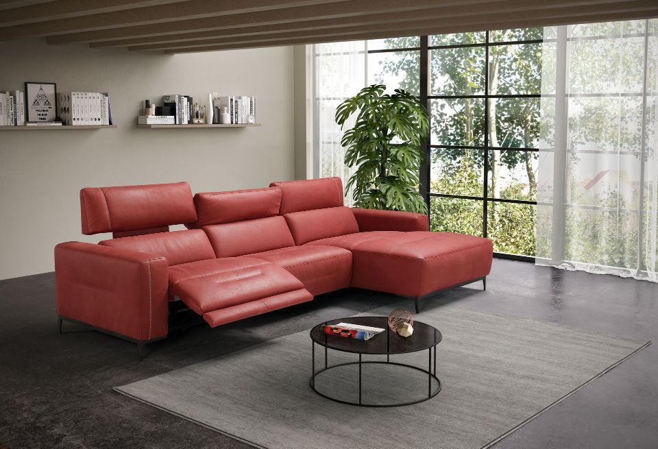 divano rosso in pelle con parte reclinabile