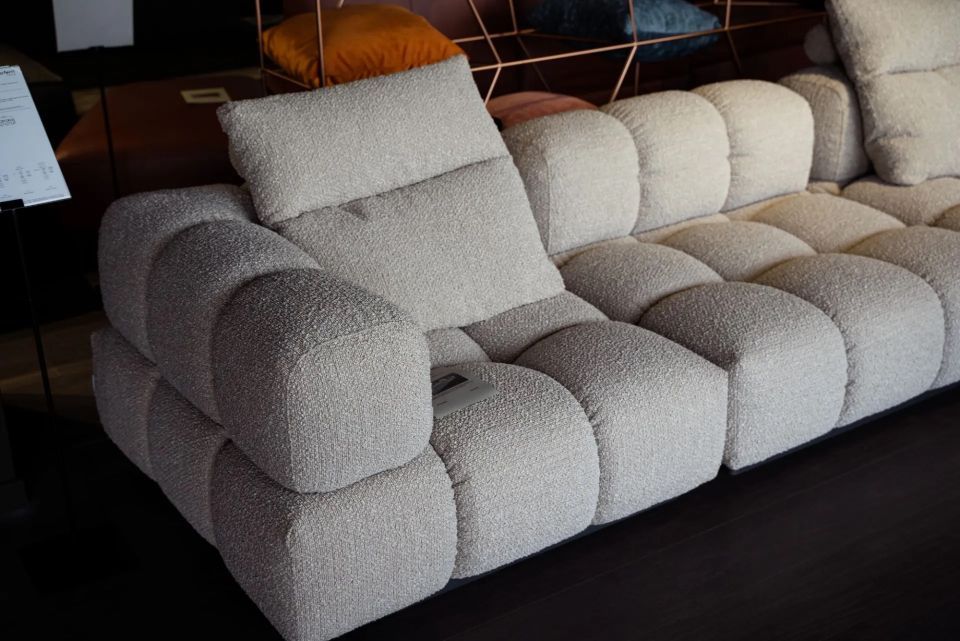 divano di design in tessuto color panna