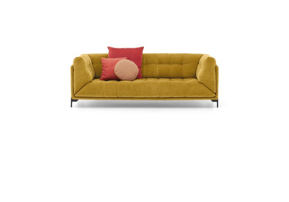 divano color senape con tre cuscini