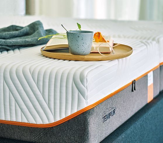 Un materasso Tempur con una tazza e un libro sopra
