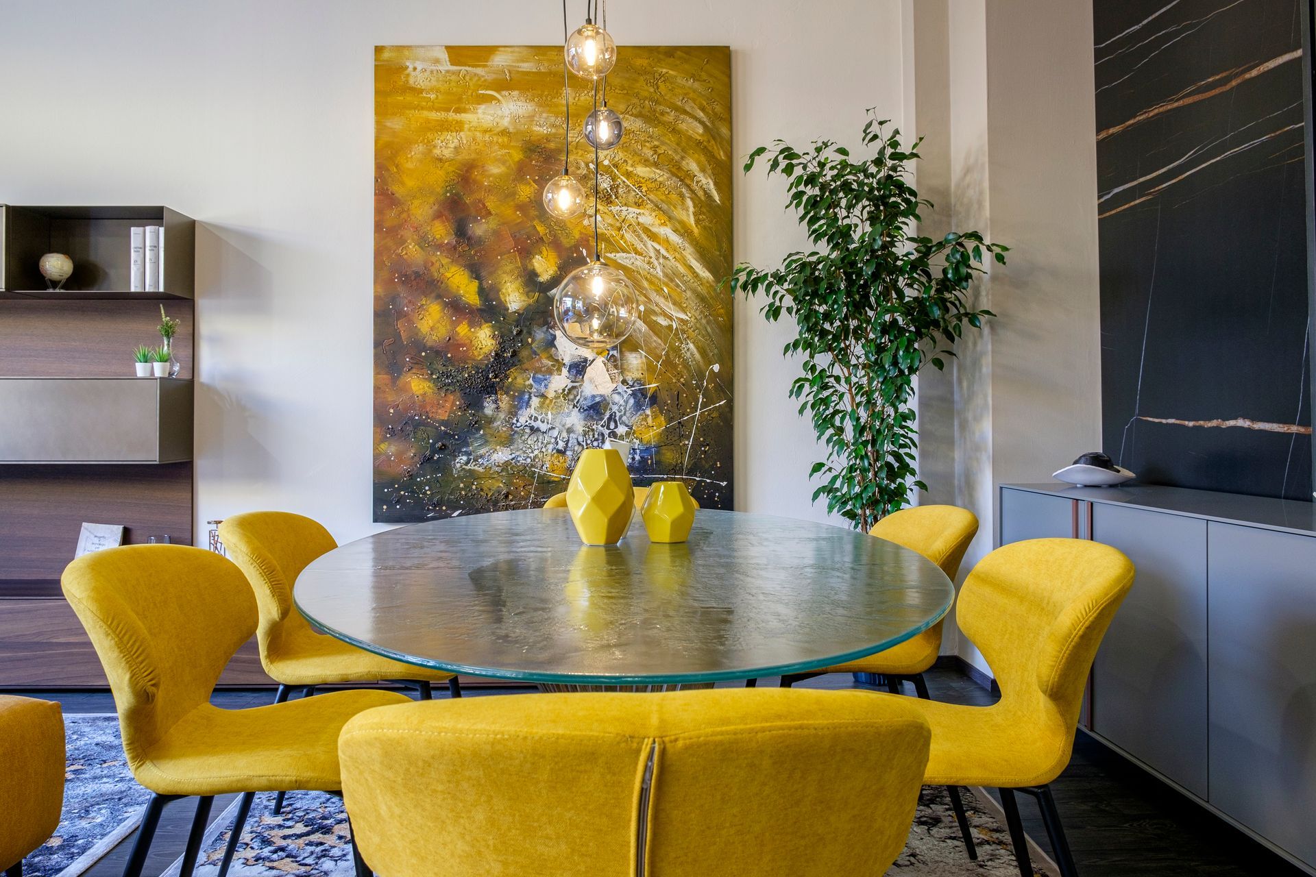 Una sala da pranzo con sedie gialle e un tavolo di vetro.