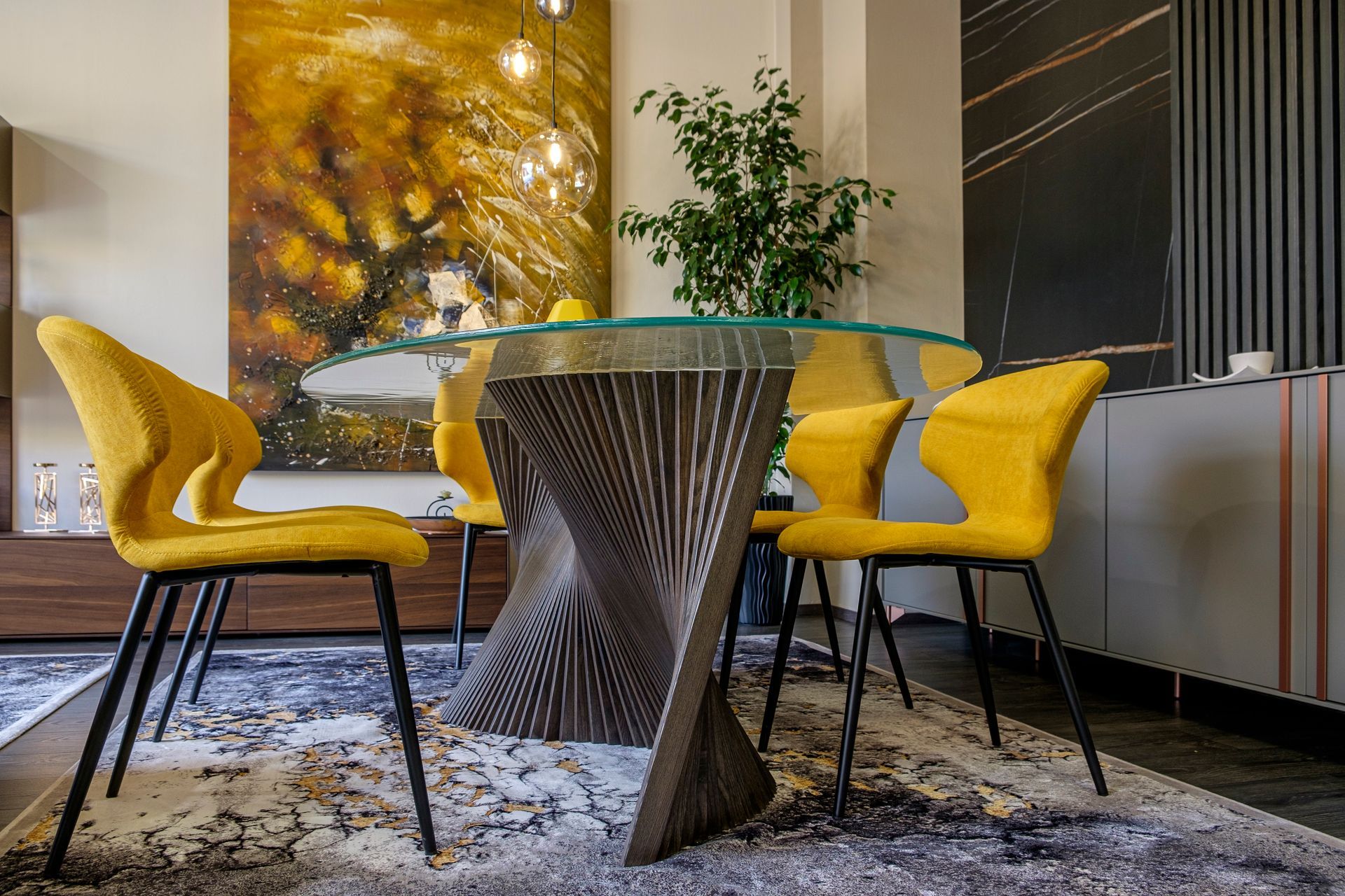 Una sala da pranzo con un tavolo, delle sedie e un quadro alla parete.