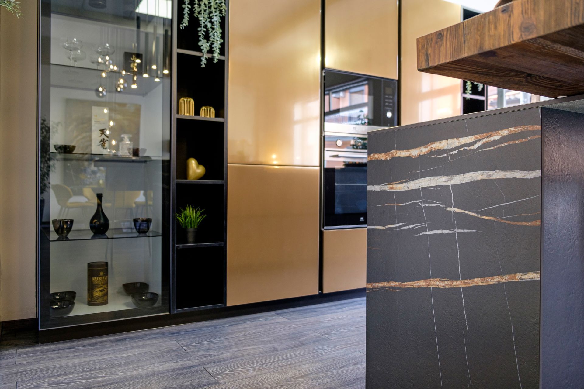 Una cucina con un piano di lavoro in marmo e una vetrina in vetro.