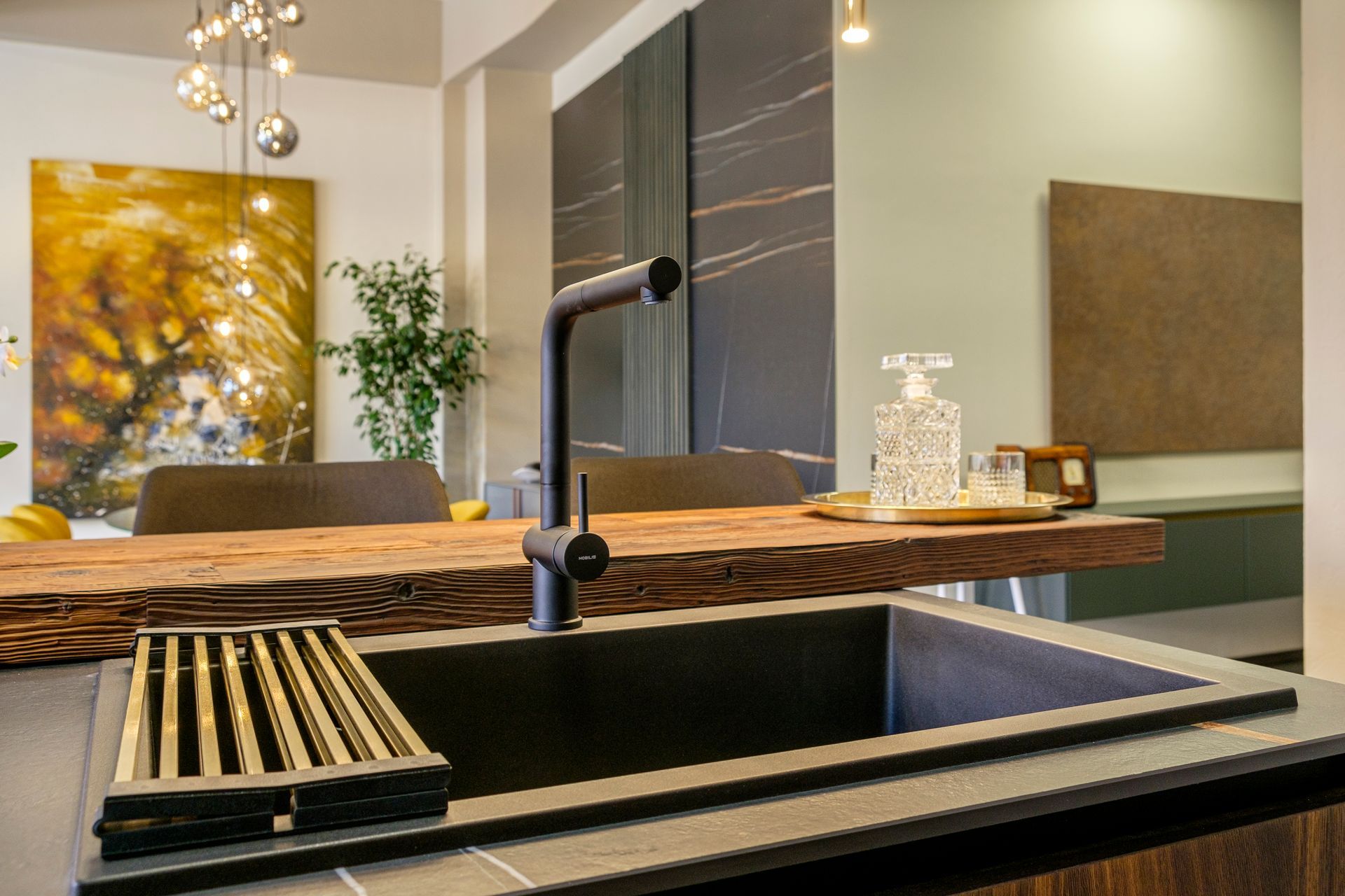 Un lavello da cucina con rubinetto e piano di lavoro in legno.