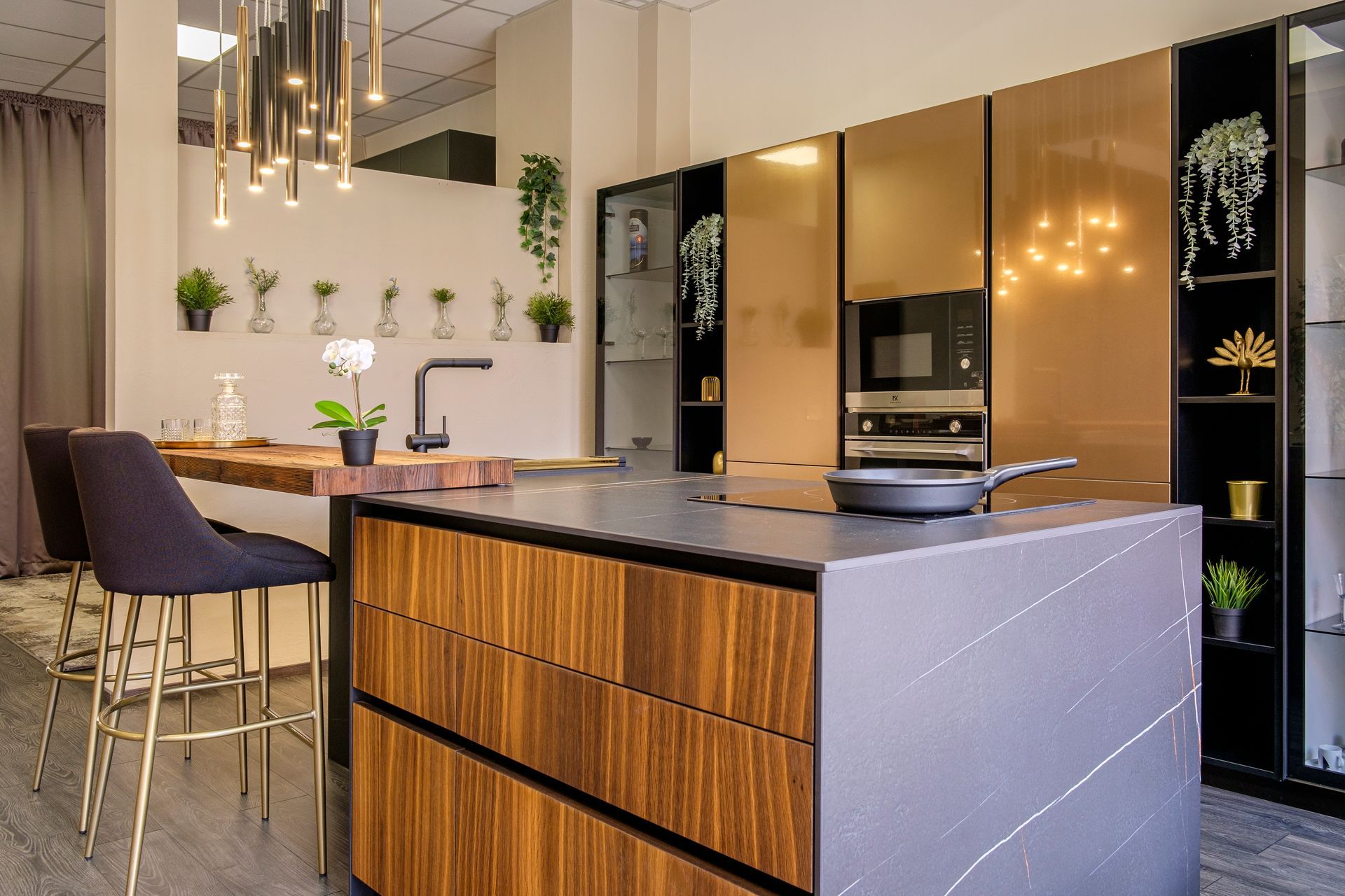 Una cucina con una grande isola al centro della stanza.