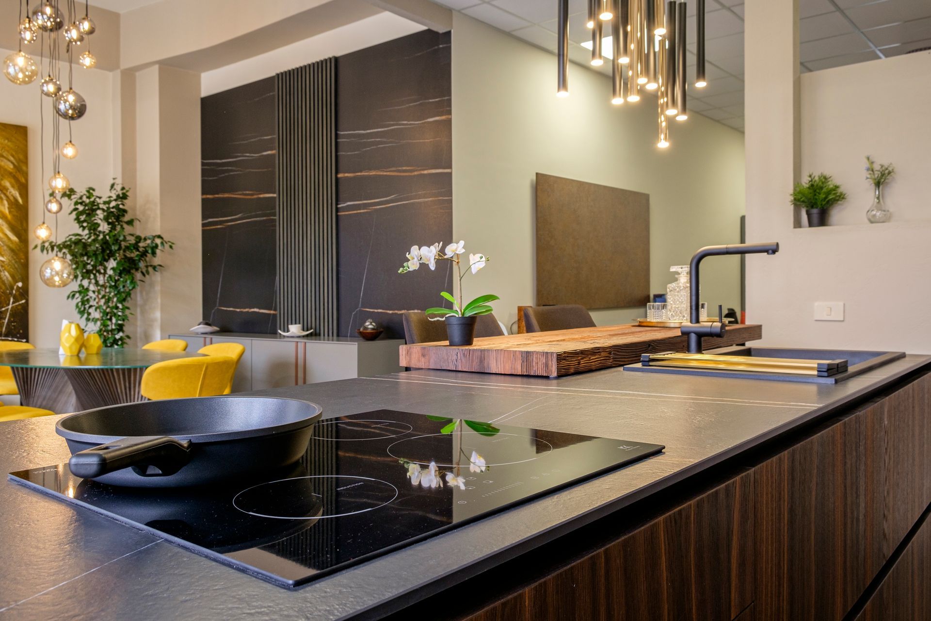 Una padella è appoggiata sul fornello di una cucina.