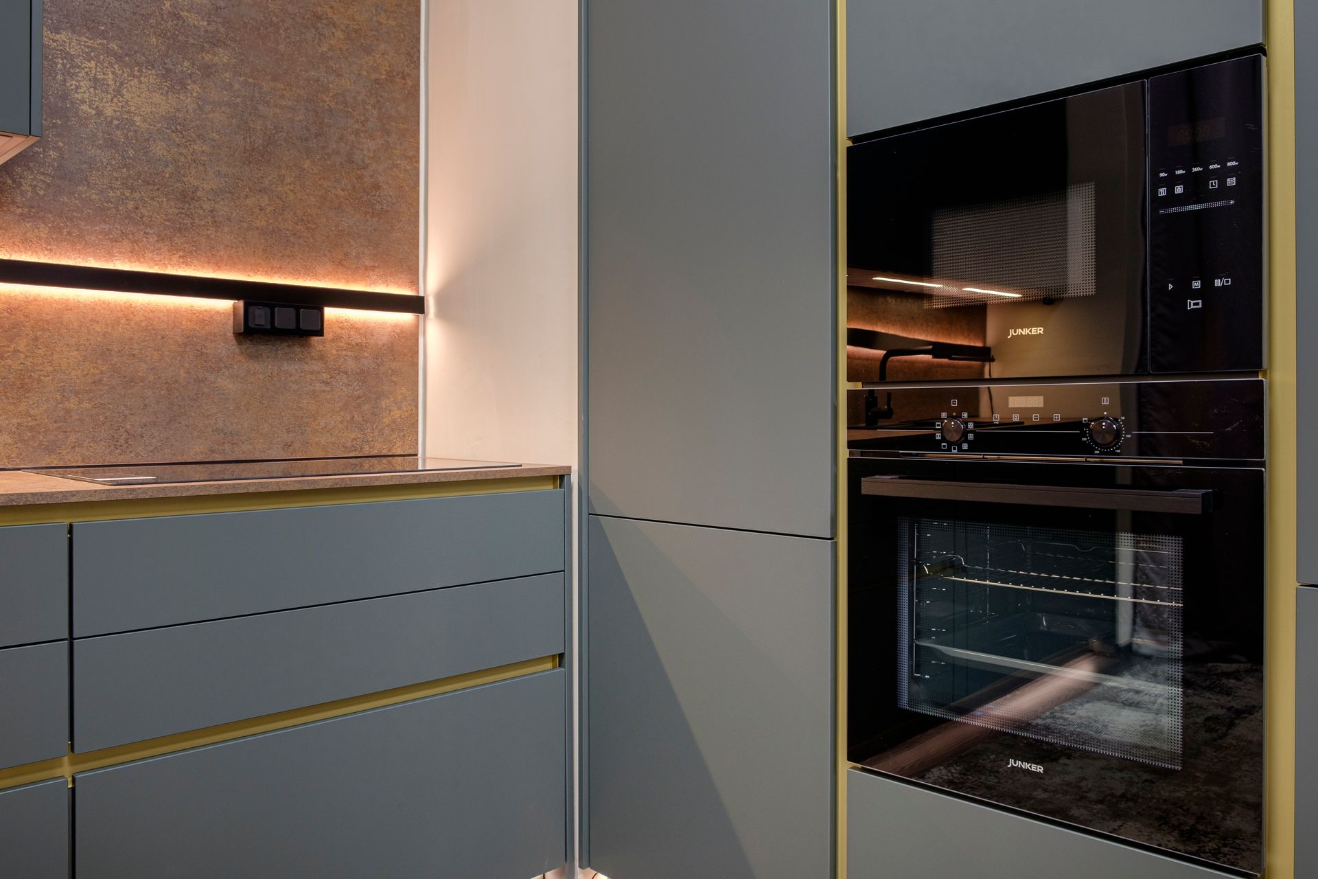 Una cucina con un forno nero e un microonde.