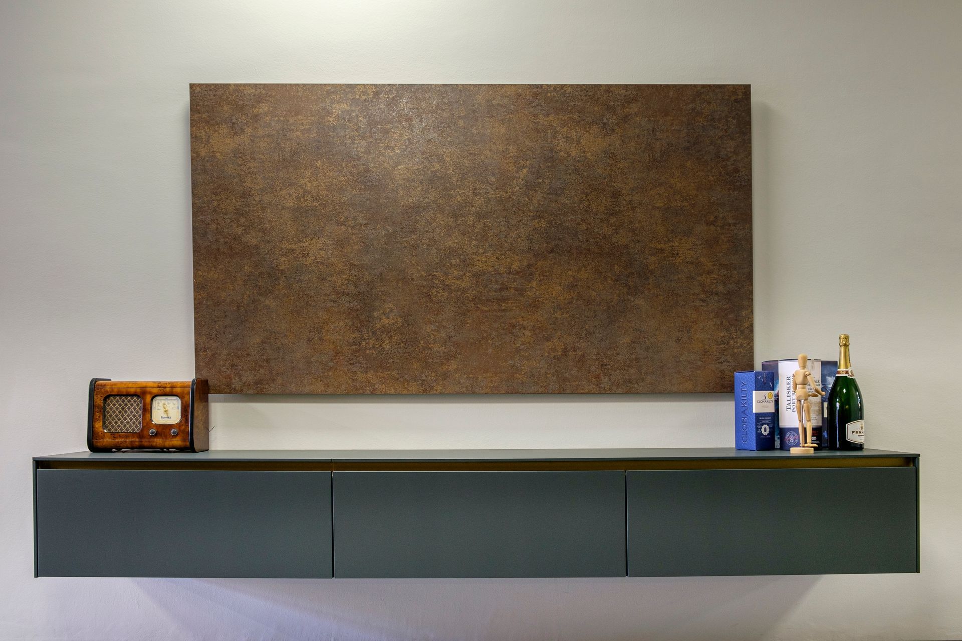 Uno scaffale con un orologio e una bottiglia di champagne sopra.