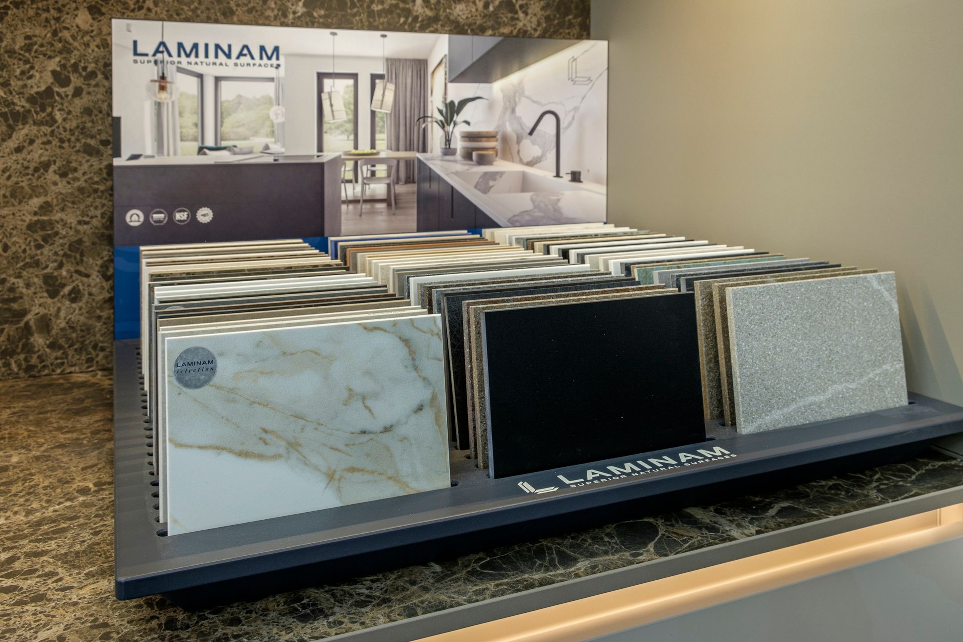 Un'esposizione di piastrelle su uno scaffale in un negozio.