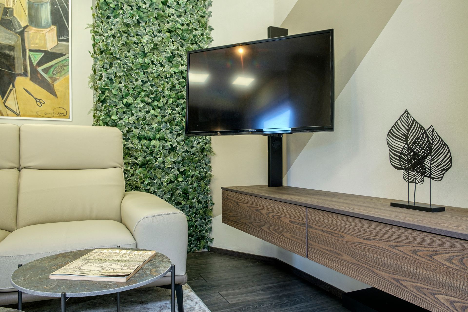 Un soggiorno con divano, tavolo e televisione.