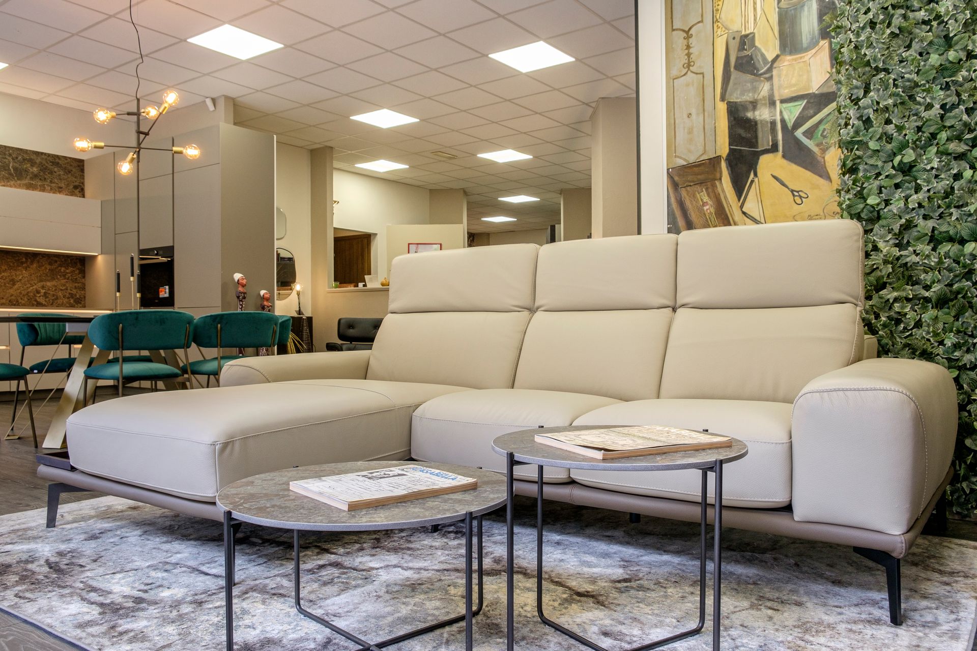 Un soggiorno con un divano e due tavolini da caffè.