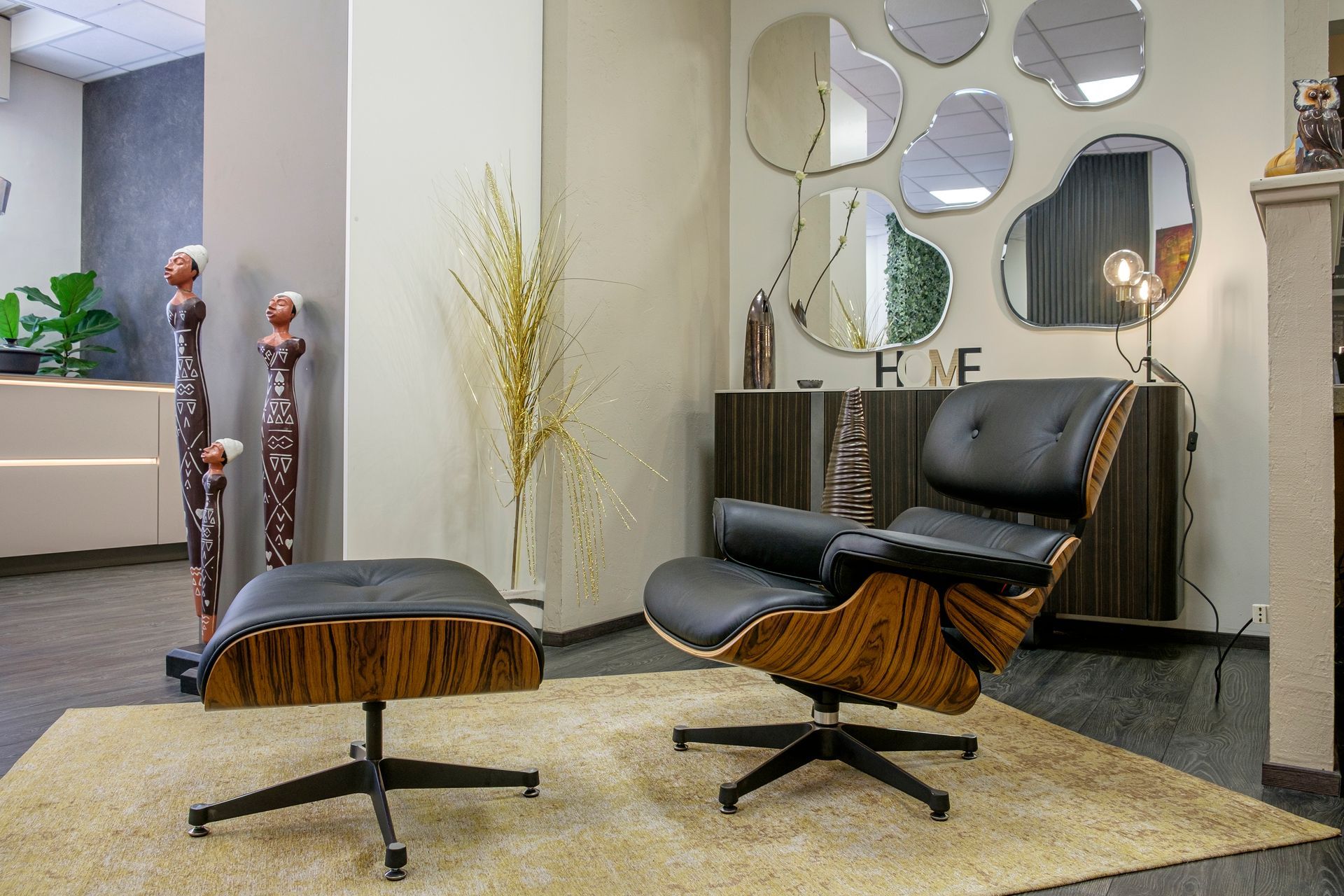 Una sedia e un pouf sono appoggiati su un tappeto in un soggiorno.