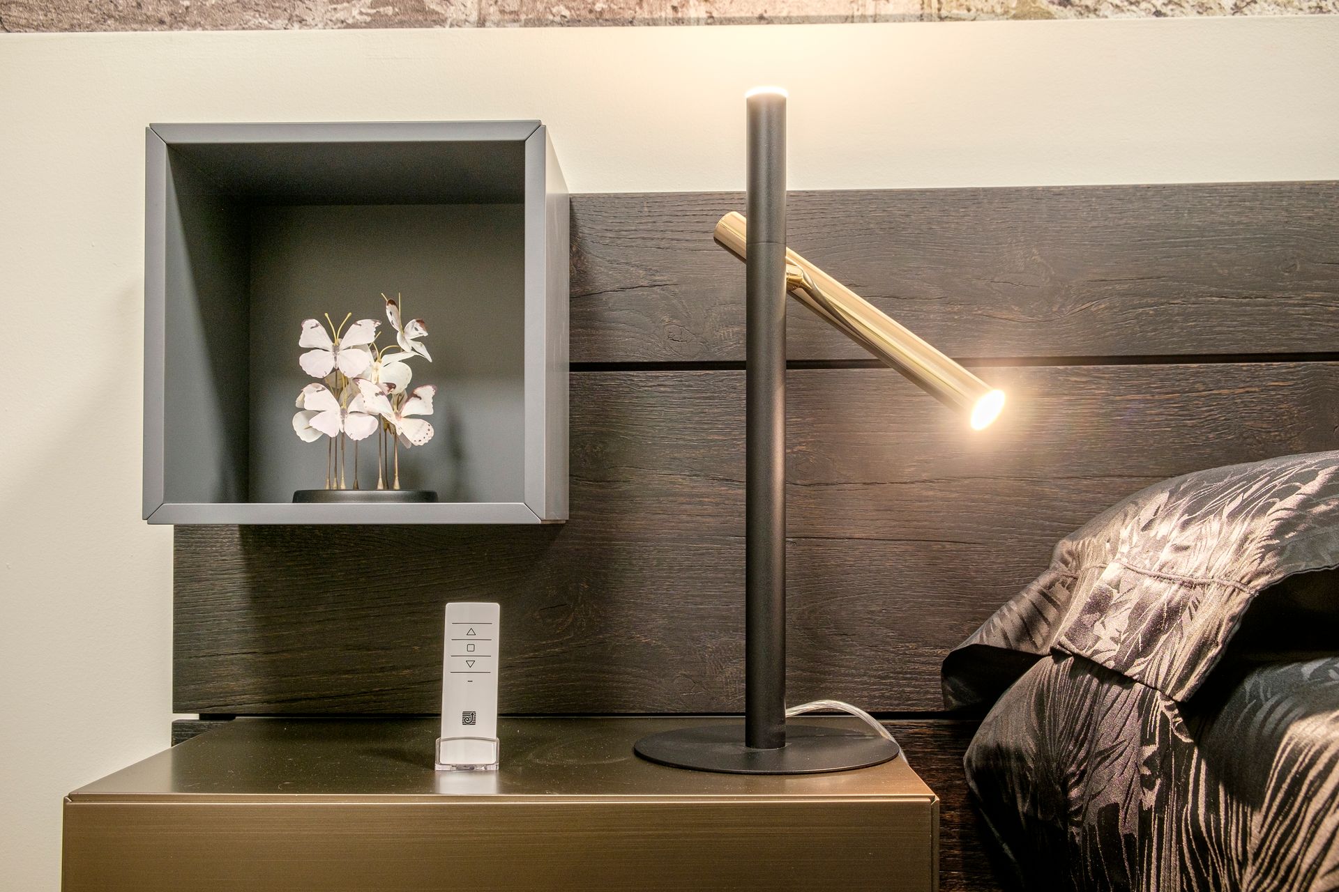 Una lampada è appoggiata sul comodino accanto al letto.