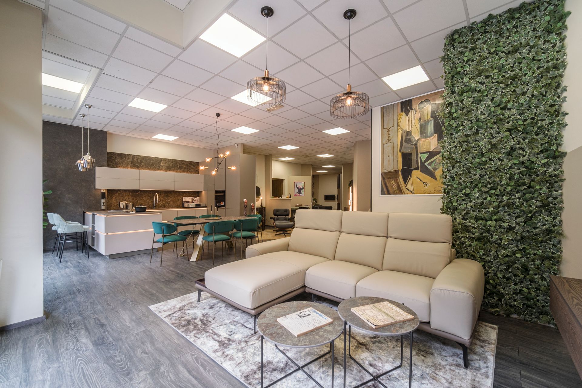 Un soggiorno con un divano, tavoli e una parete verde.