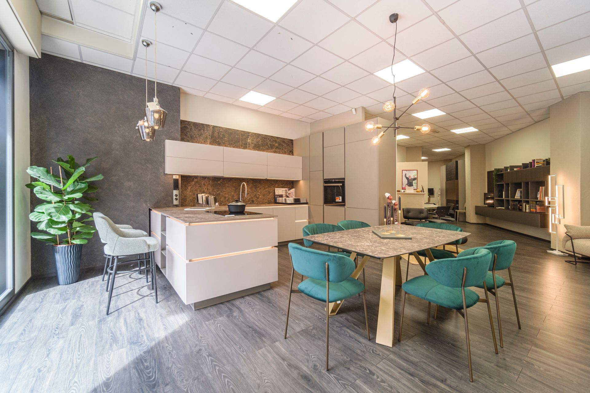 Una cucina con tavolo da pranzo e sedie.