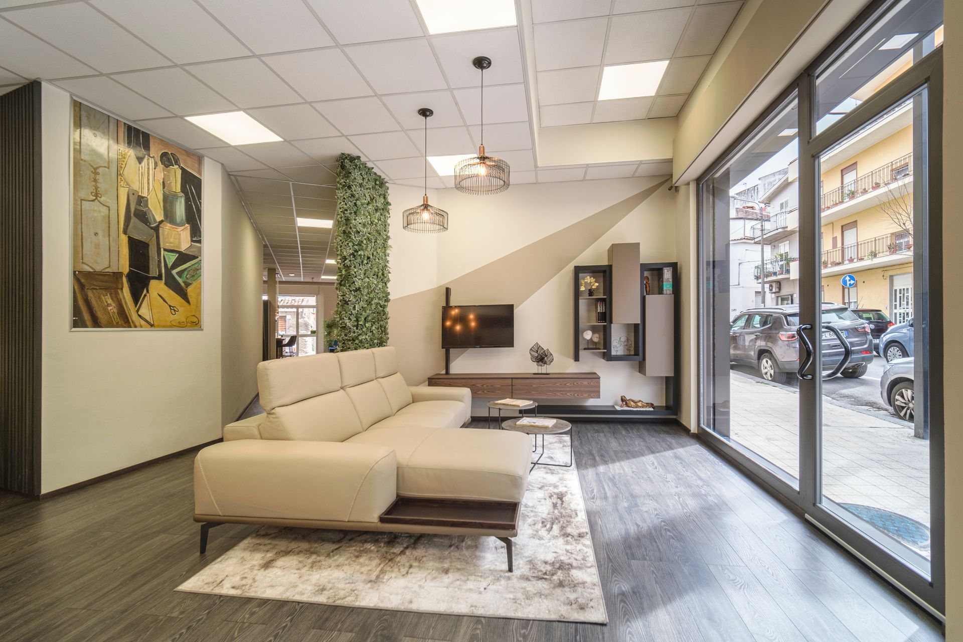 Un soggiorno con un divano e una televisione in un negozio.