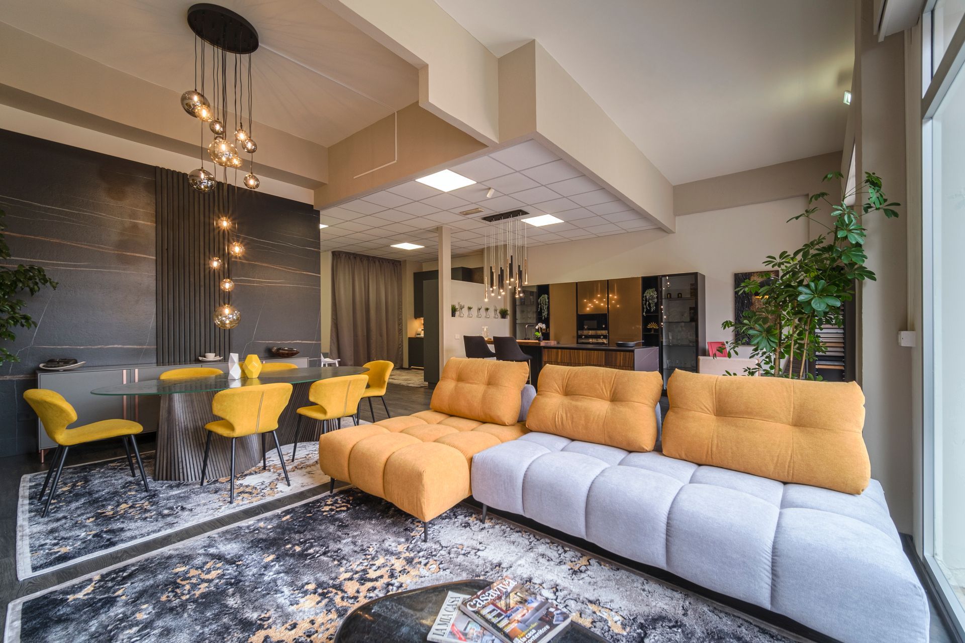 Un soggiorno con un divano componibile giallo e sedie gialle.