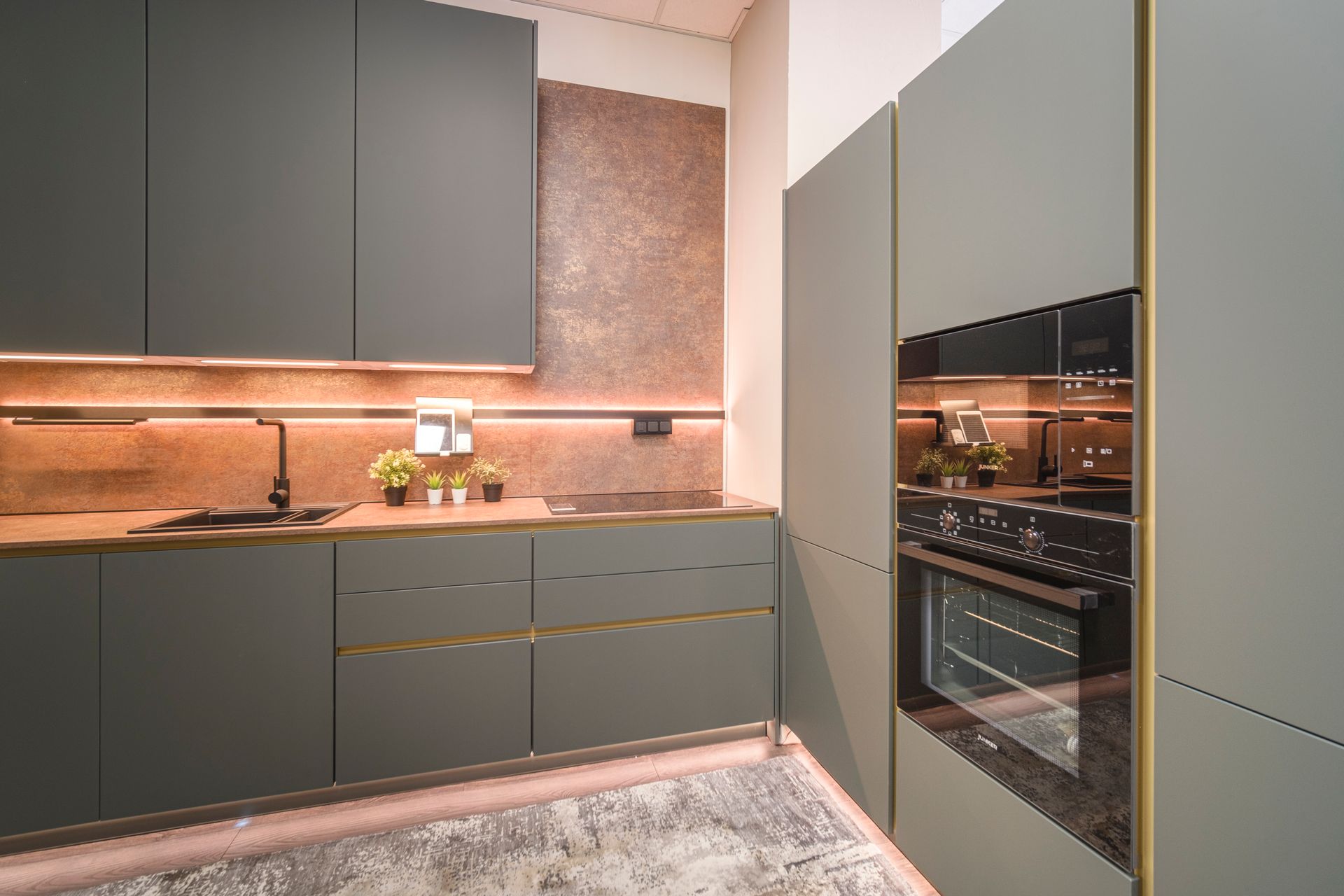 Una cucina con fornelli, lavello e forno.