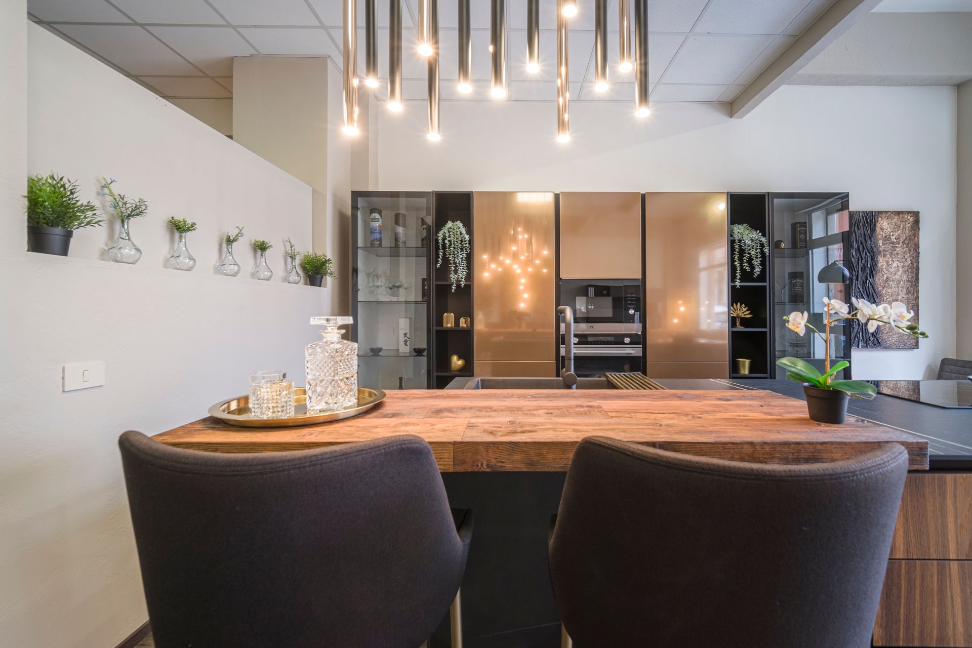 Una cucina con tavolo e sedie in legno e un lampadario appeso al soffitto.