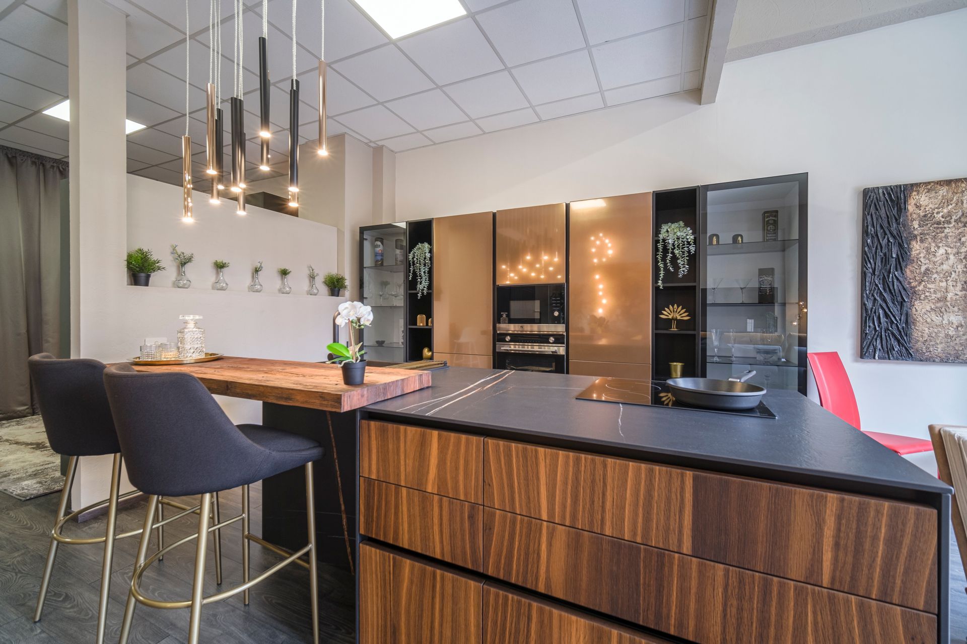 Una cucina con una grande isola al centro della stanza.