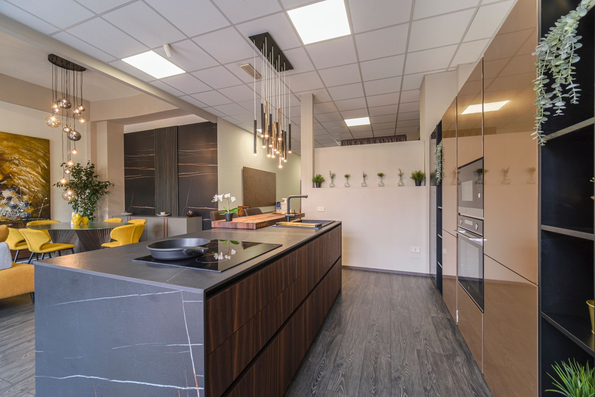 Una cucina con una grande isola al centro della stanza.