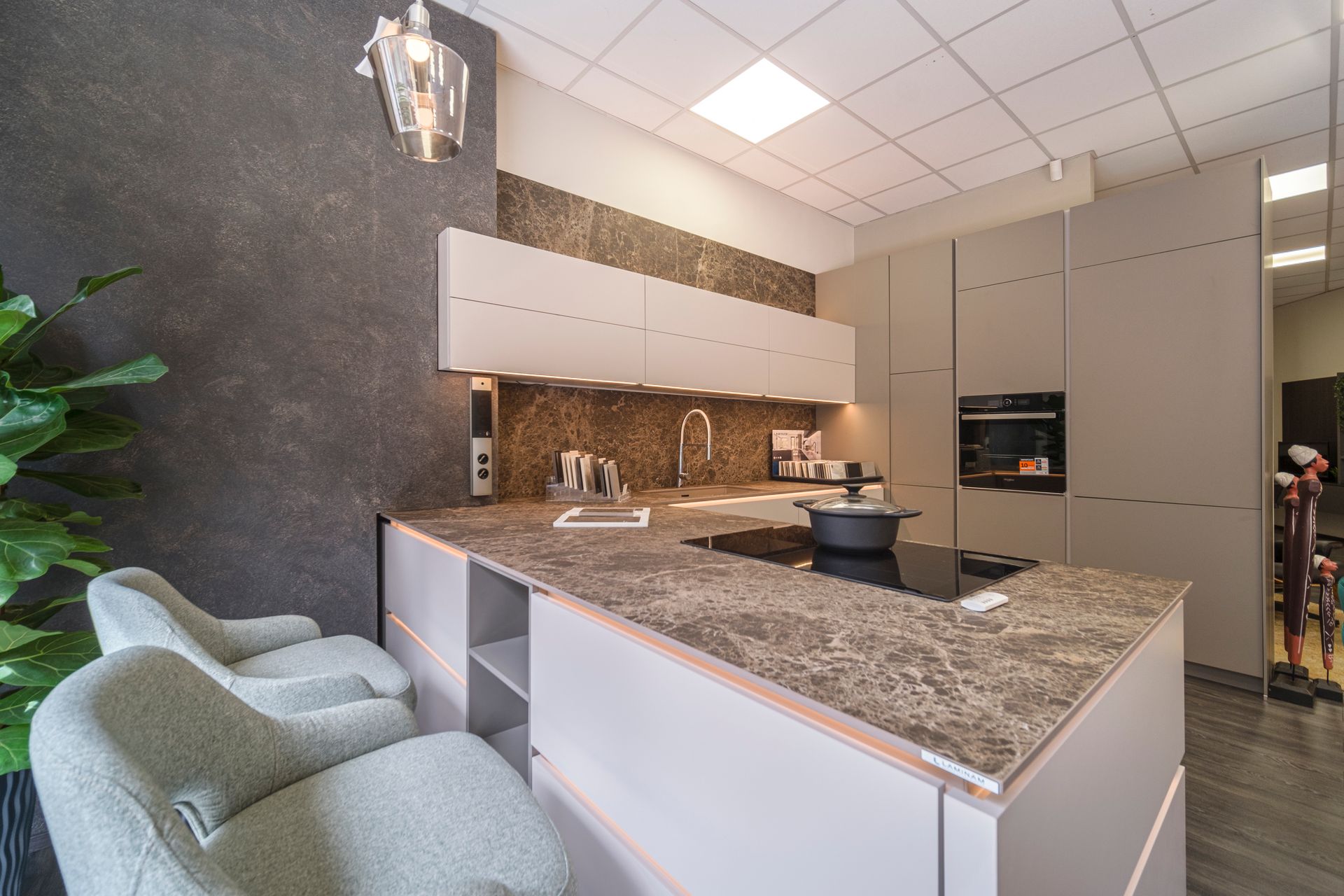 Una cucina con una grande isola al centro della stanza.