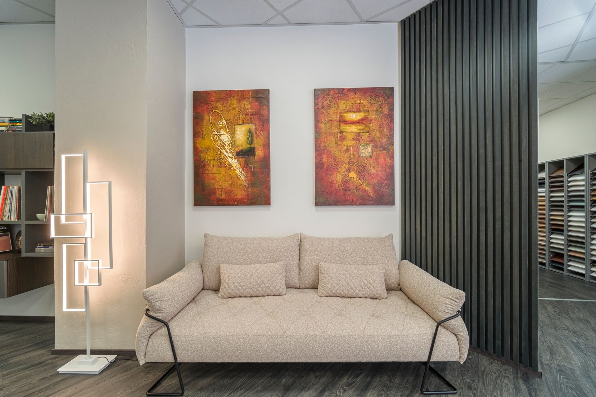 Un soggiorno con un divano e due quadri alla parete.