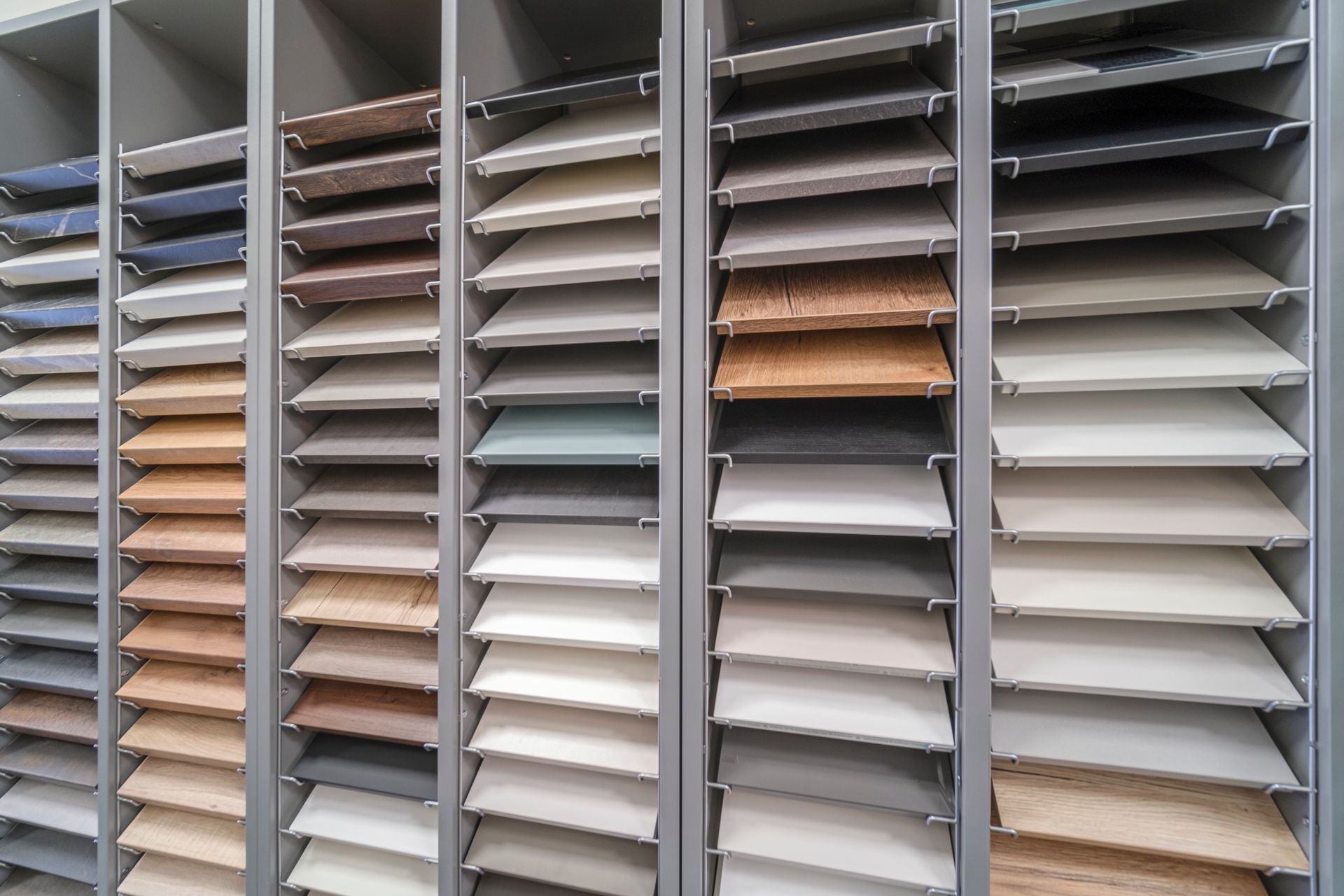 Ci sono molti tipi diversi di piastrelle sugli scaffali.