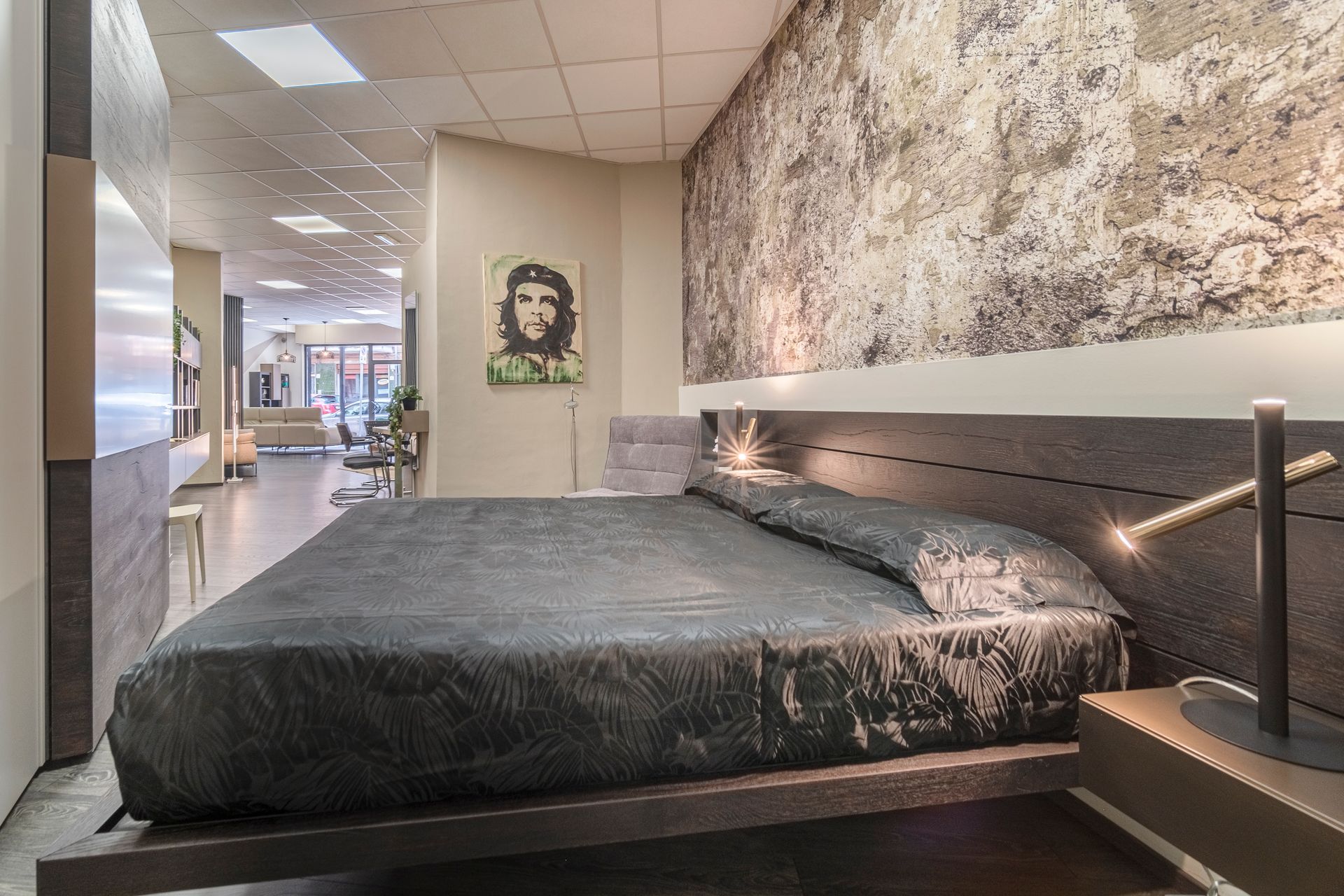 C'è un dipinto di Che Guevara sul muro sopra il letto.
