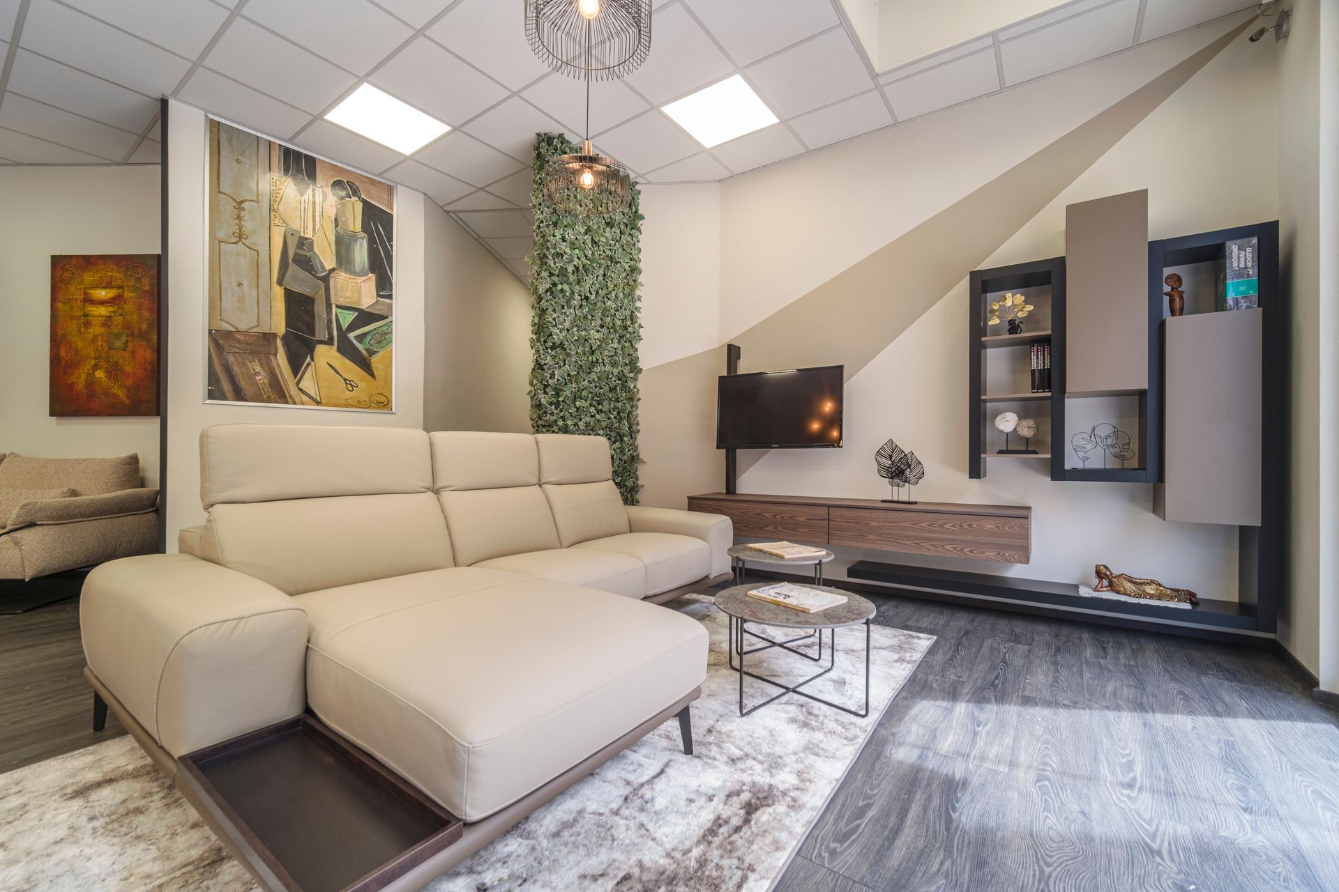 Un soggiorno con divano, tavolino e televisione.