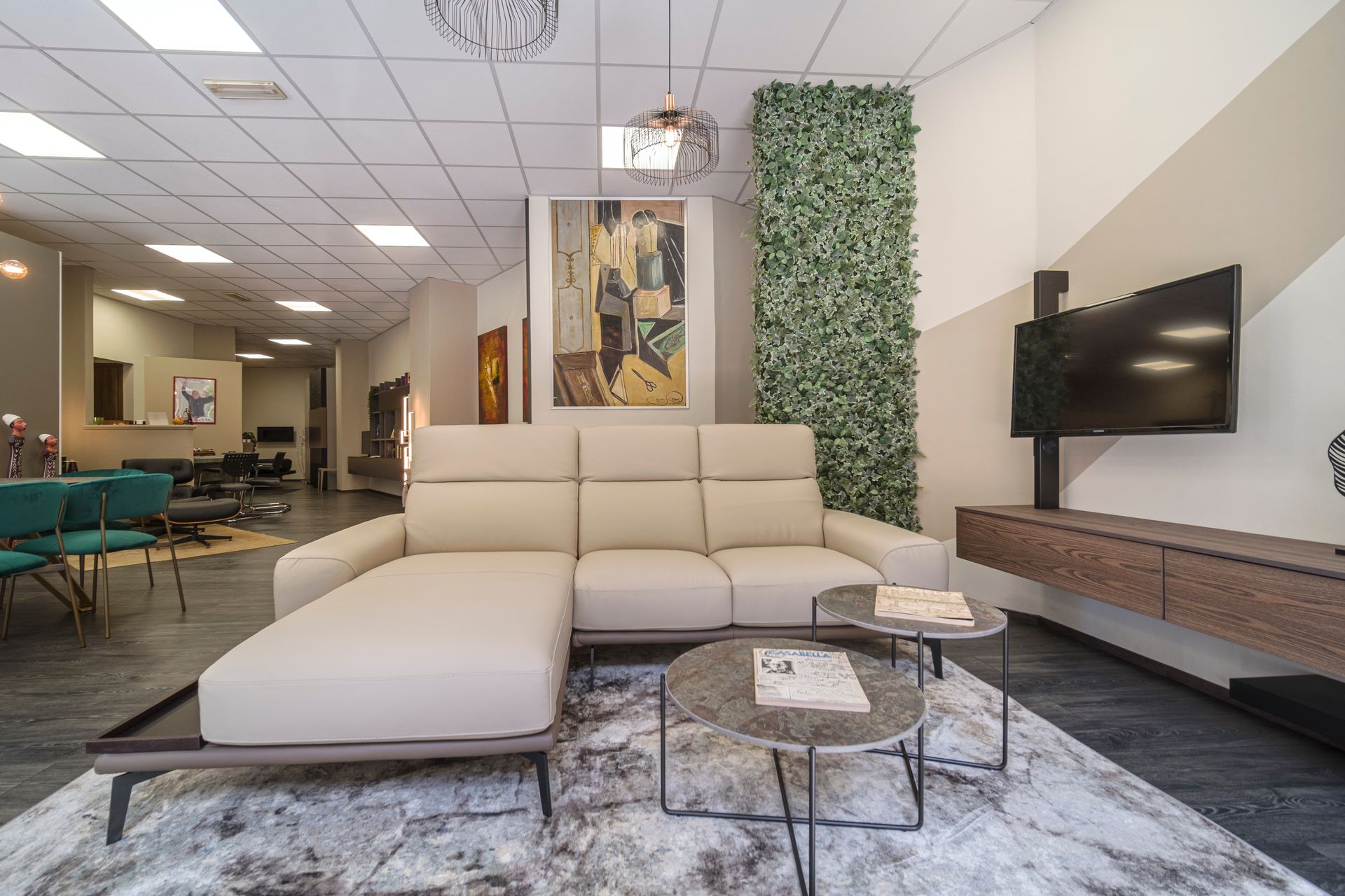 Un soggiorno con divano, tavolo e televisione.