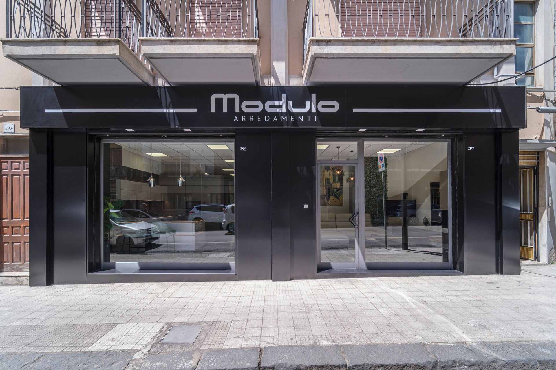 Un edificio nero con un cartello che dice modulo