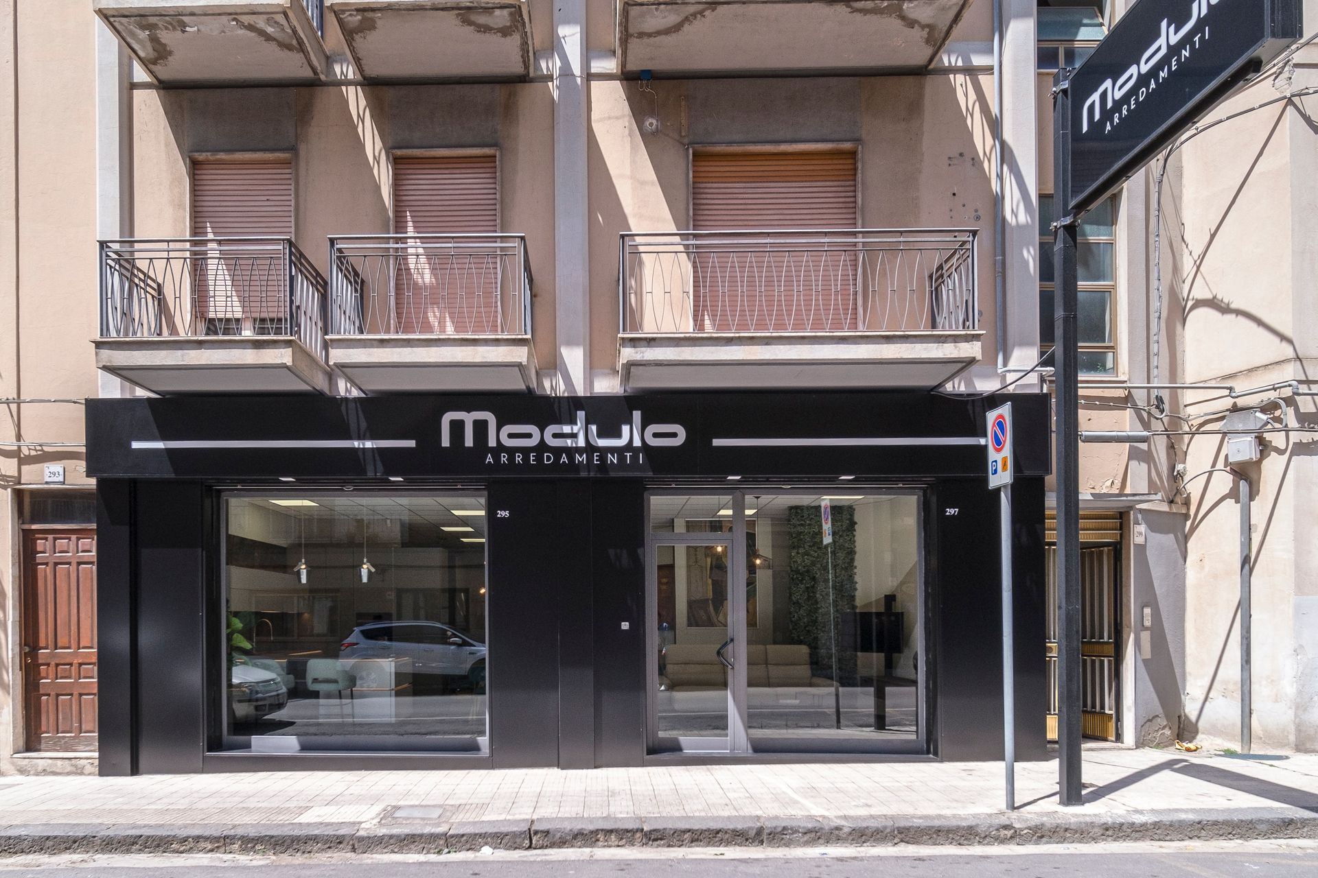 Un edificio con un cartello che dice modulo