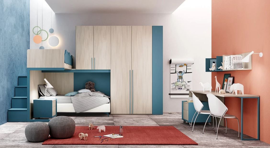 Una camera da letto con un letto a castello e una scrivania