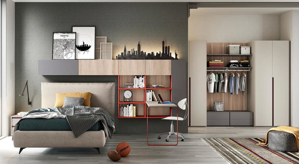 Una camera da letto con un letto, una scrivania e un armadio.