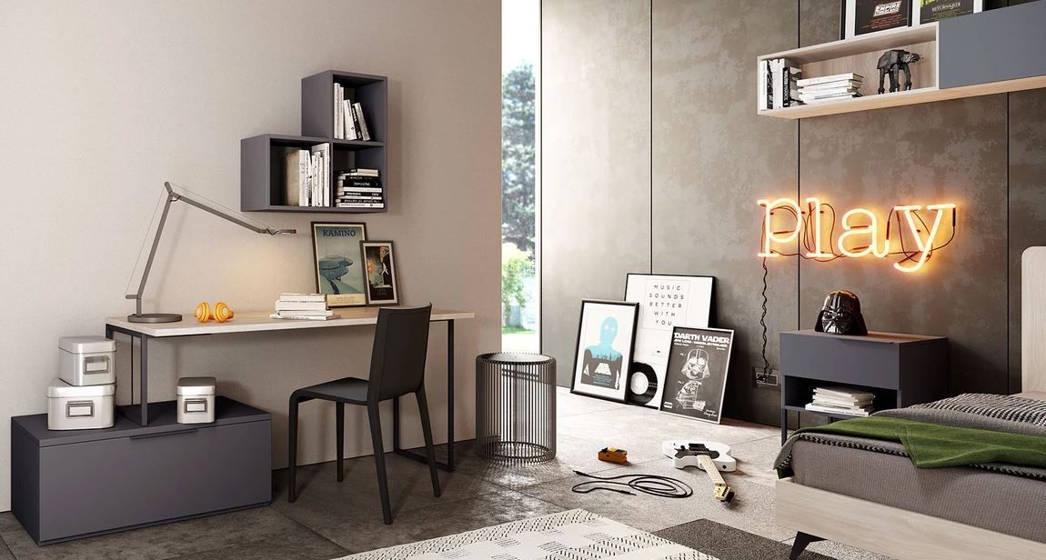 Una camera da letto con un'insegna al neon sul muro che dice 