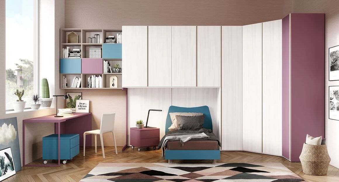 Una camera da letto con un letto, una scrivania e un armadio.