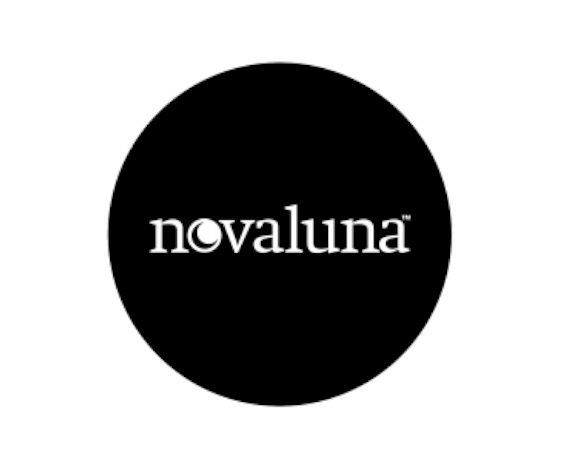 Il logo novaluna è racchiuso in un cerchio nero su sfondo bianco.