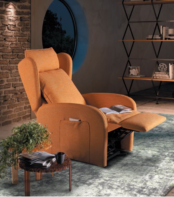 Una poltrona reclinabile arancione si trova in un soggiorno accanto a un tavolino